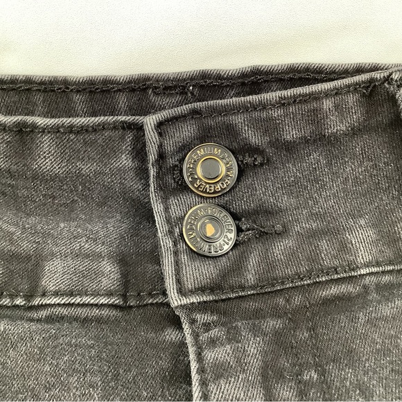 Forever 21 Womens Black Rolled Cuff Stretchy Denim Jean Shorts 30 - Picture 3 of 5